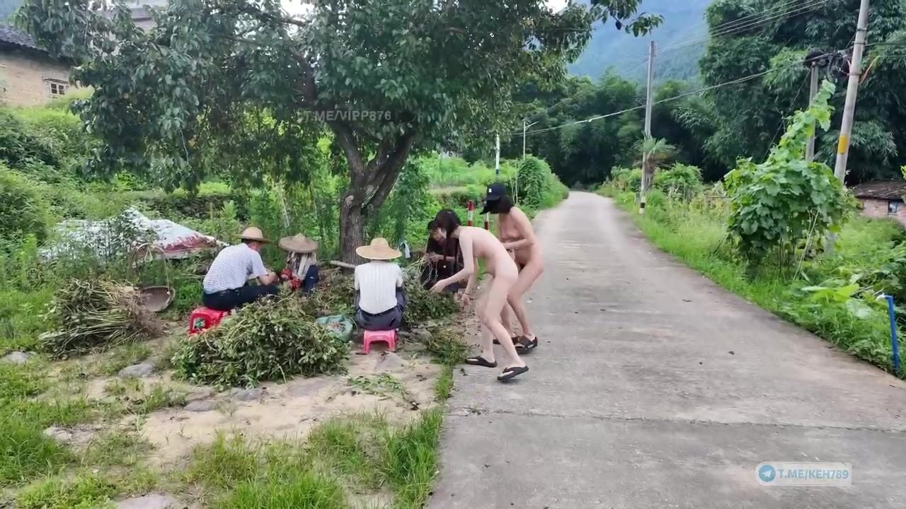 2 em teen mình dây dâm tự tin show hàng dâm public cho mấy cô chú trg xóm xem